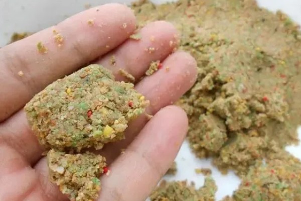 野钓鲤鱼饵料可以自制吗，可以尝试自己制作