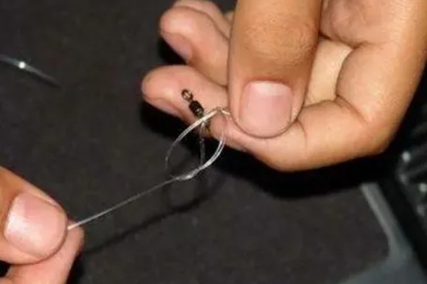 钓鱼怎么绑子线，常用的方法就是用八字环来绑