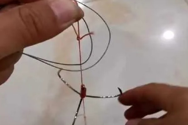 钓鱼怎么绑子线，常用的方法就是用八字环来绑