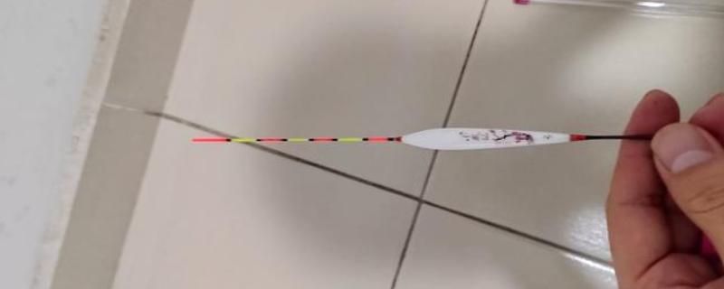 野钓鲫鱼怎么选鱼漂，尽量选择漂尾比较长的