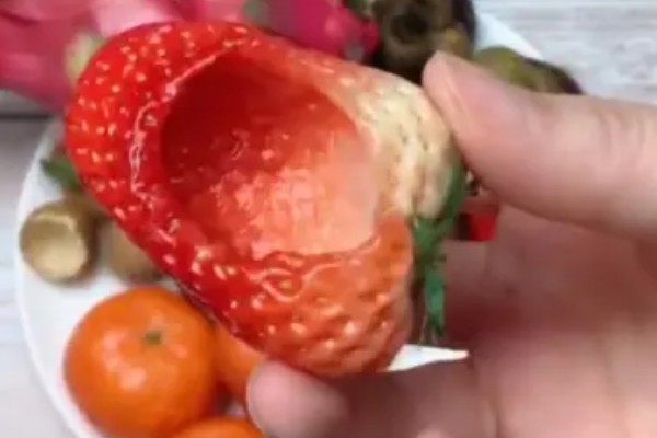 防治草莓发软的方法，需控制氮肥的用量