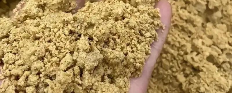 养猪发酵饲料的制作方法，注意不可用打堆发酵的方法