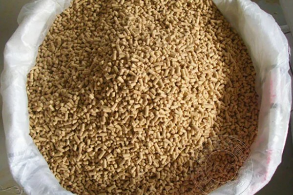 养猪发酵饲料的制作方法，注意不可用打堆发酵的方法