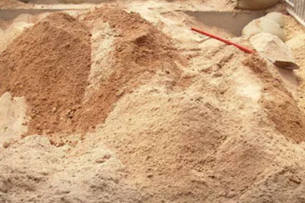 养猪发酵饲料的制作方法，注意不可用打堆发酵的方法