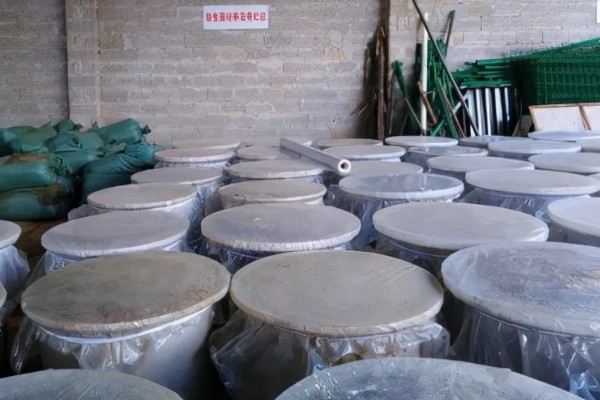 养猪发酵饲料的制作方法，注意不可用打堆发酵的方法