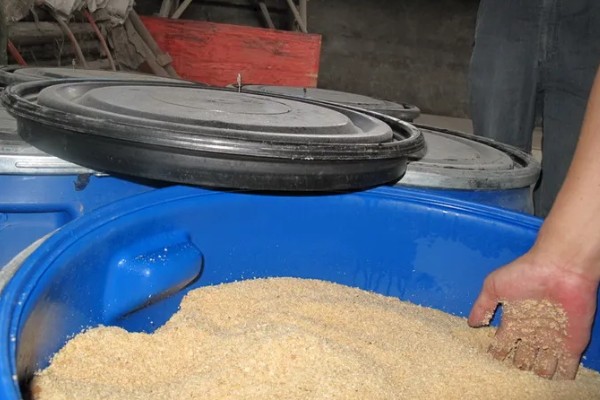 养猪发酵饲料的制作方法，注意不可用打堆发酵的方法