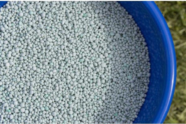 如何鉴别化肥，可以闻气味、看包装等