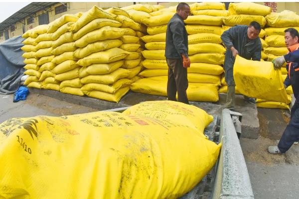 如何鉴别化肥，可以闻气味、看包装等