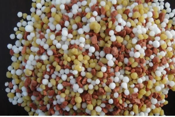 如何鉴别化肥，可以闻气味、看包装等