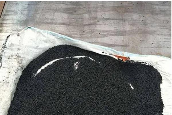 如何鉴别化肥，可以闻气味、看包装等