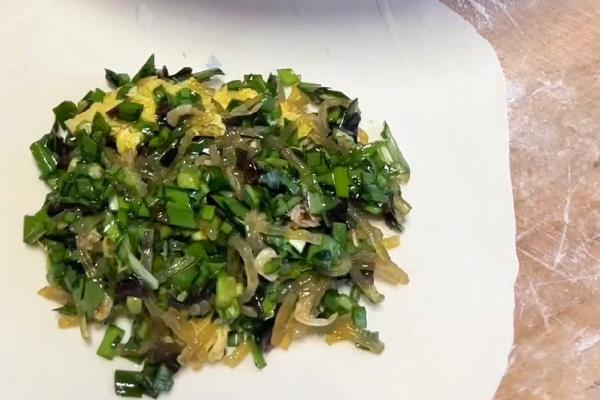 红根韭菜与白根韭菜有哪些区别，前者的根部呈白色、后者的根部呈紫红色