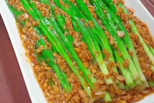 红根韭菜与白根韭菜有哪些区别，前者的根部呈白色、后者的根部呈紫红色