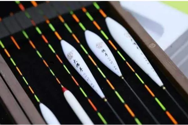 野钓鲫鱼怎么选鱼漂，尽量选择漂尾比较长的
