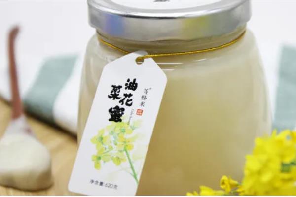 油菜花蜜结晶的状态，呈白色的细粒状或油脂状