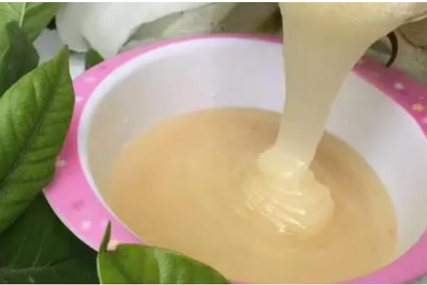 油菜花蜜结晶的状态，呈白色的细粒状或油脂状