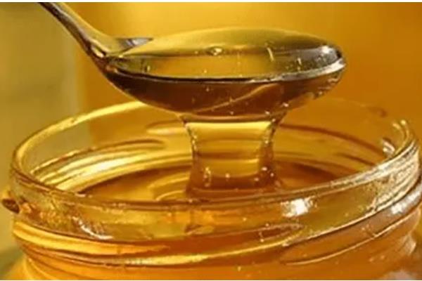 油菜花蜜结晶的状态，呈白色的细粒状或油脂状