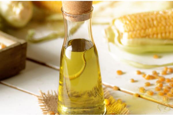 玉米油的优点,富含微量元素适合烹炒和油炸食物