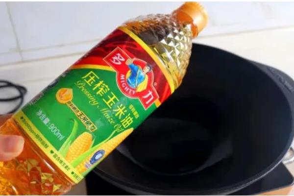 玉米油的优点,富含微量元素适合烹炒和油炸食物