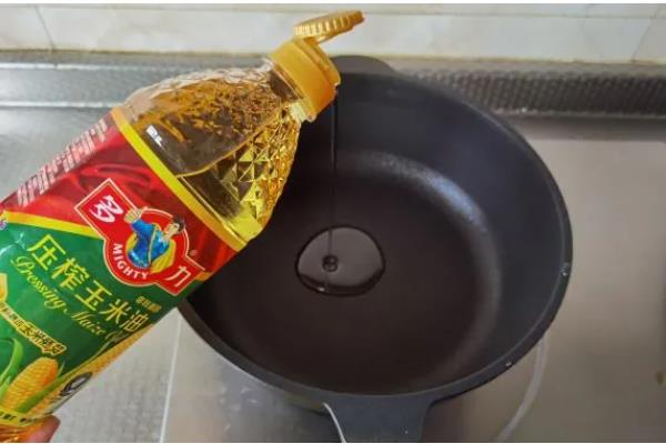 玉米油的优点,富含微量元素适合烹炒和油炸食物