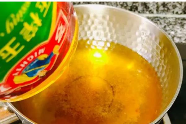 玉米油的优点,富含微量元素适合烹炒和油炸食物