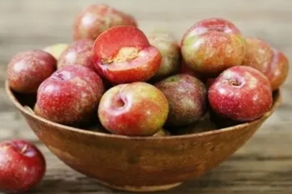 市场需求量大的李子品种，有青脆李、蜂糖李等