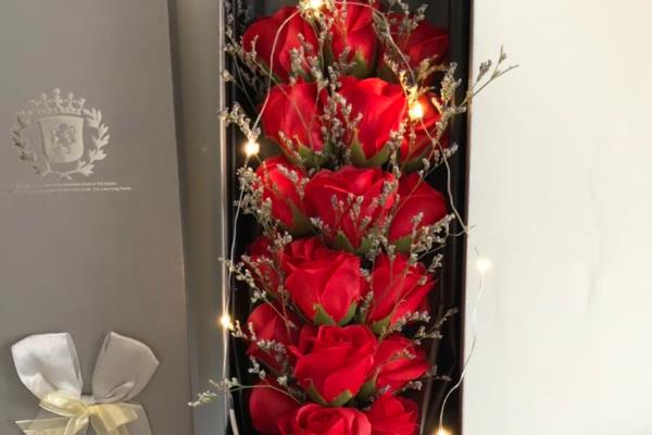 18朵红玫瑰代表什么，具有热烈爱情、青春永驻等含义