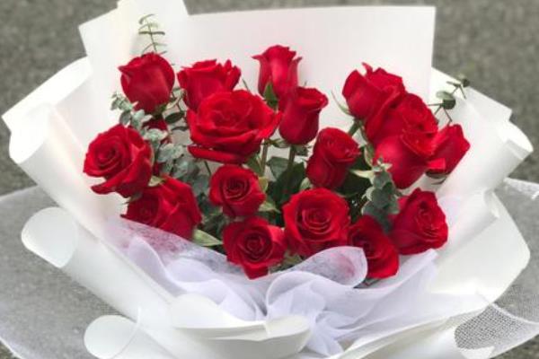 18朵红玫瑰代表什么，具有热烈爱情、青春永驻等含义