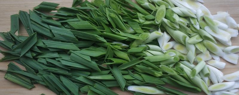 蒜苗的切法，从中间切断后放在一起切