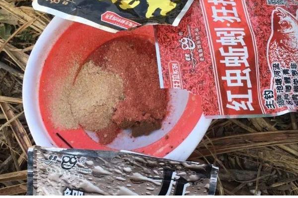 垂钓淡水白鲳的鱼饵用什么味型，选择腥饵可以激发它的摄食积极性
