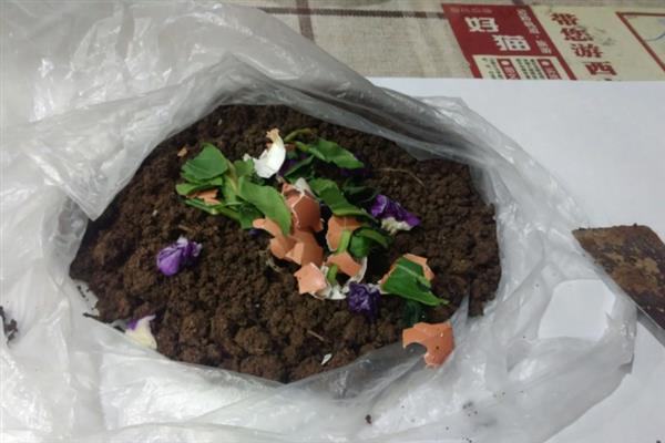 肥料袋的制作方法，将水果菜叶拌入土中再扎进袋口