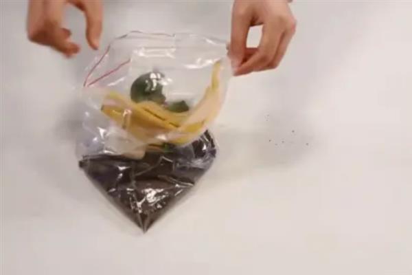 肥料袋的制作方法，将水果菜叶拌入土中再扎进袋口