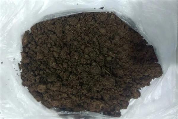 肥料袋的制作方法，将水果菜叶拌入土中再扎进袋口