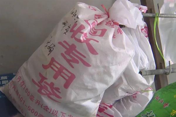 肥料袋的制作方法，将水果菜叶拌入土中再扎进袋口