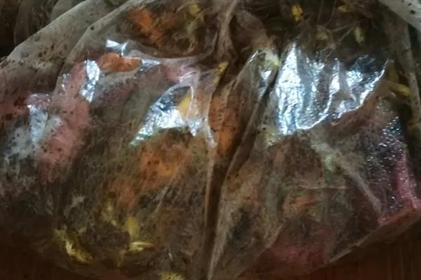 肥料袋的制作方法，将水果菜叶拌入土中再扎进袋口
