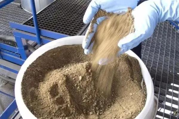 肥料袋的制作方法，将水果菜叶拌入土中再扎进袋口