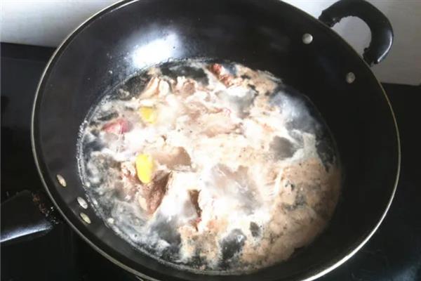 肥料袋的制作方法，将水果菜叶拌入土中再扎进袋口