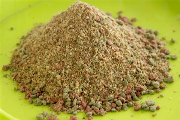 饵料搭配的原则，春腥、夏淡、秋香、冬浓