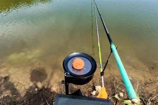 钓鱼用蚯蚓还是红虫，红虫更适合与商品饵搭配使用