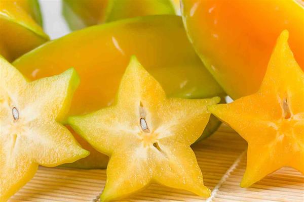 判断杨桃是否成熟的方法，果实成熟后会变成黄色或黄绿色