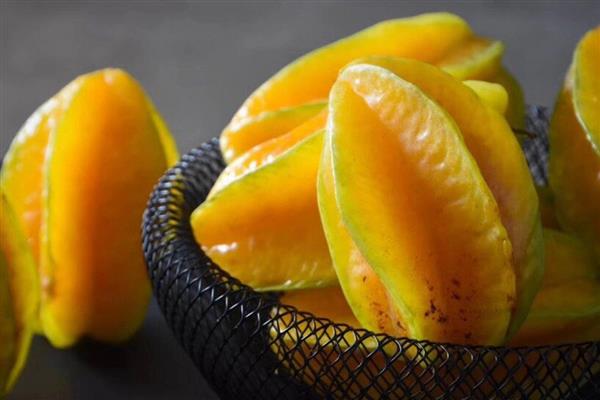 判断杨桃是否成熟的方法，果实成熟后会变成黄色或黄绿色