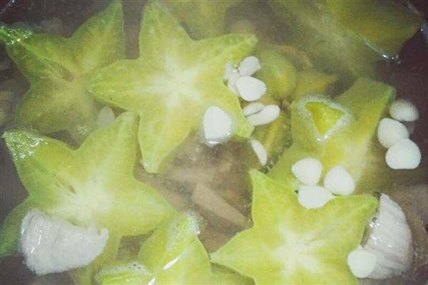 判断杨桃是否成熟的方法，果实成熟后会变成黄色或黄绿色