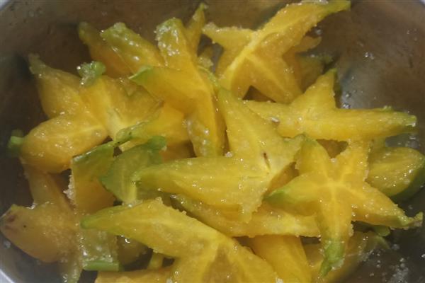 判断杨桃是否成熟的方法，果实成熟后会变成黄色或黄绿色