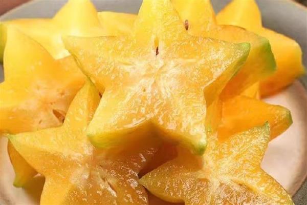 判断杨桃是否成熟的方法，果实成熟后会变成黄色或黄绿色