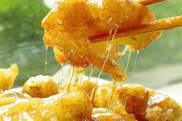 判断杨桃是否成熟的方法，果实成熟后会变成黄色或黄绿色