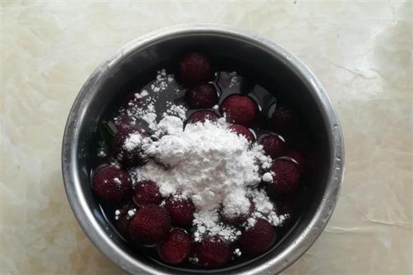 杨梅上面的小白虫能不能吃，属于果蝇的幼虫可以食用