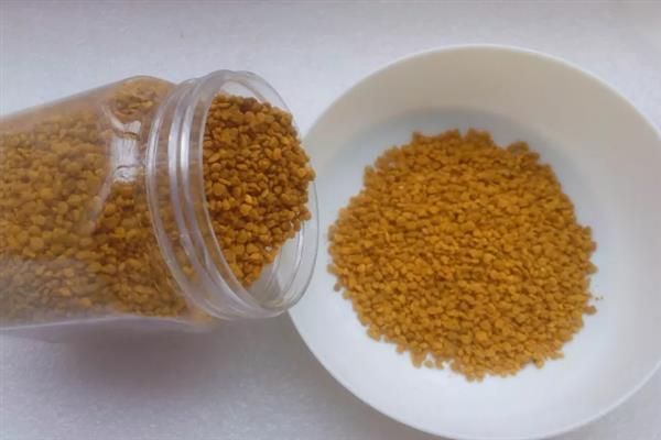 蜂花粉的食用方法，用温水冲服或与蜂蜜混合后再食用