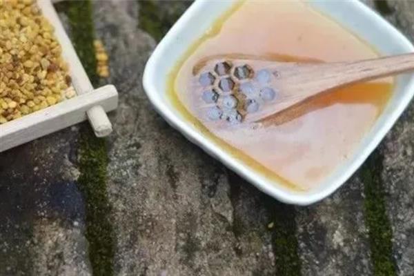 蜂花粉的食用方法，用温水冲服或与蜂蜜混合后再食用