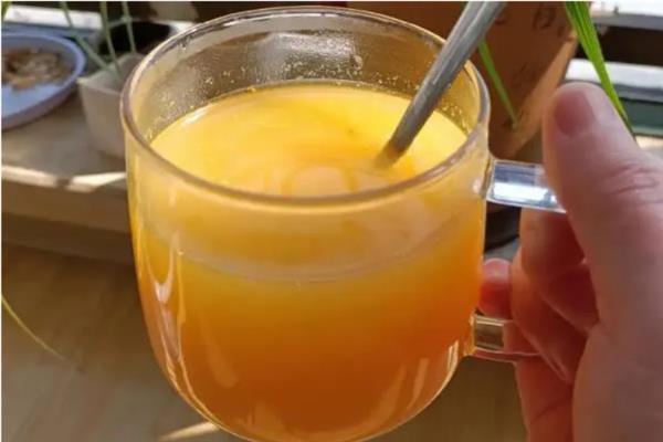 蜂花粉的食用方法，用温水冲服或与蜂蜜混合后再食用