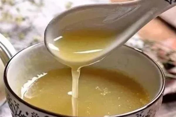 蜂花粉的食用方法，用温水冲服或与蜂蜜混合后再食用