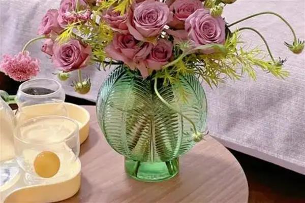夏季养鲜花的方法，需每隔2-3天浇一次水